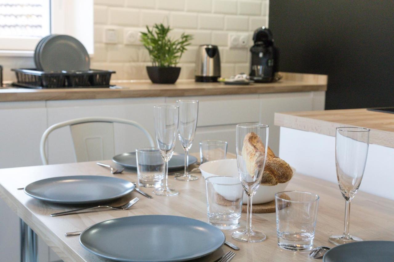Appart-Hotel N 4 Calme Avec Terrasse, Wi-Fi Haut Debit, Petit-Dejeuner, Room-Service Et Parking Prive Chouzelot エクステリア 写真