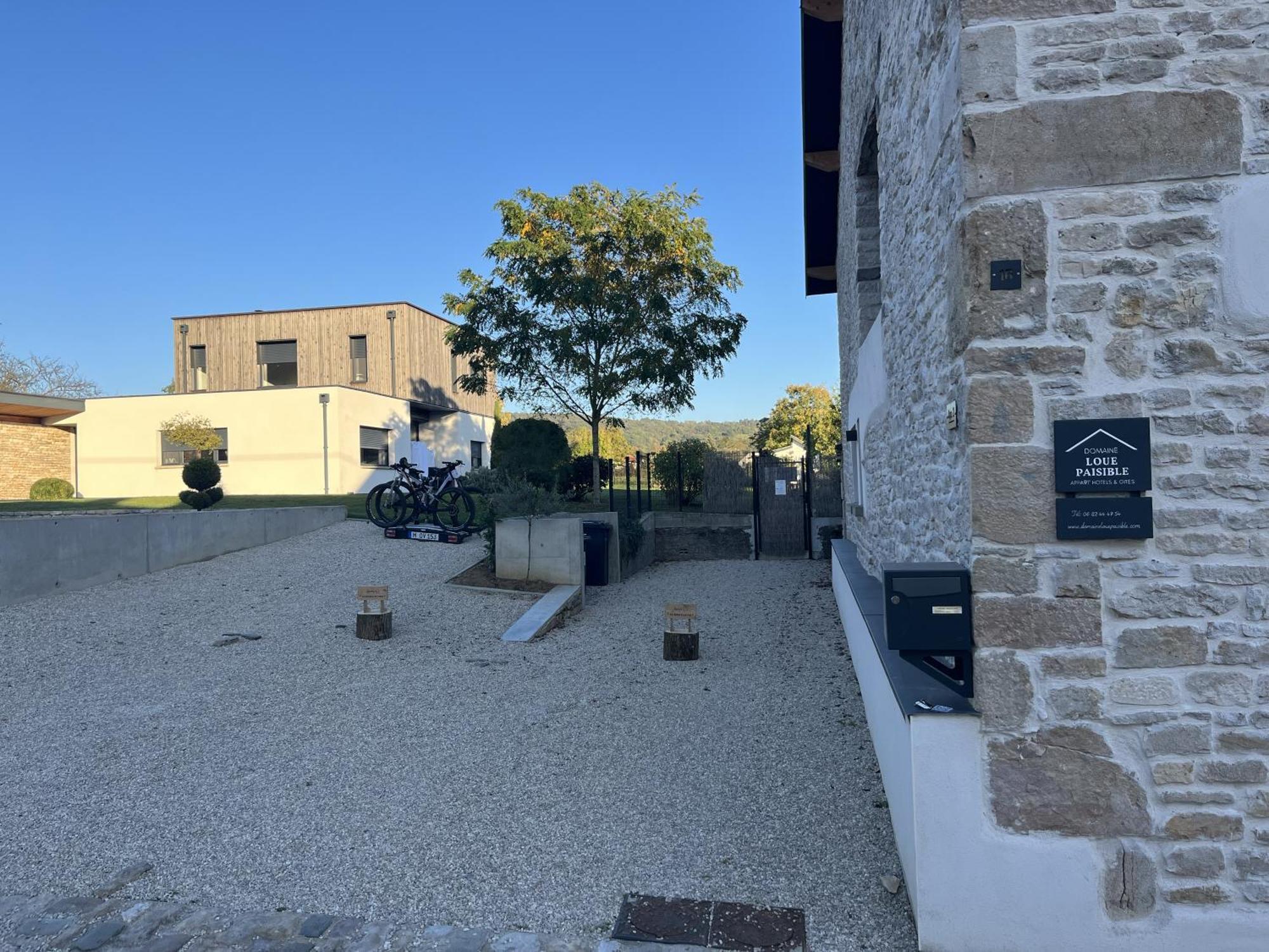 Appart-Hotel N 4 Calme Avec Terrasse, Wi-Fi Haut Debit, Petit-Dejeuner, Room-Service Et Parking Prive Chouzelot エクステリア 写真