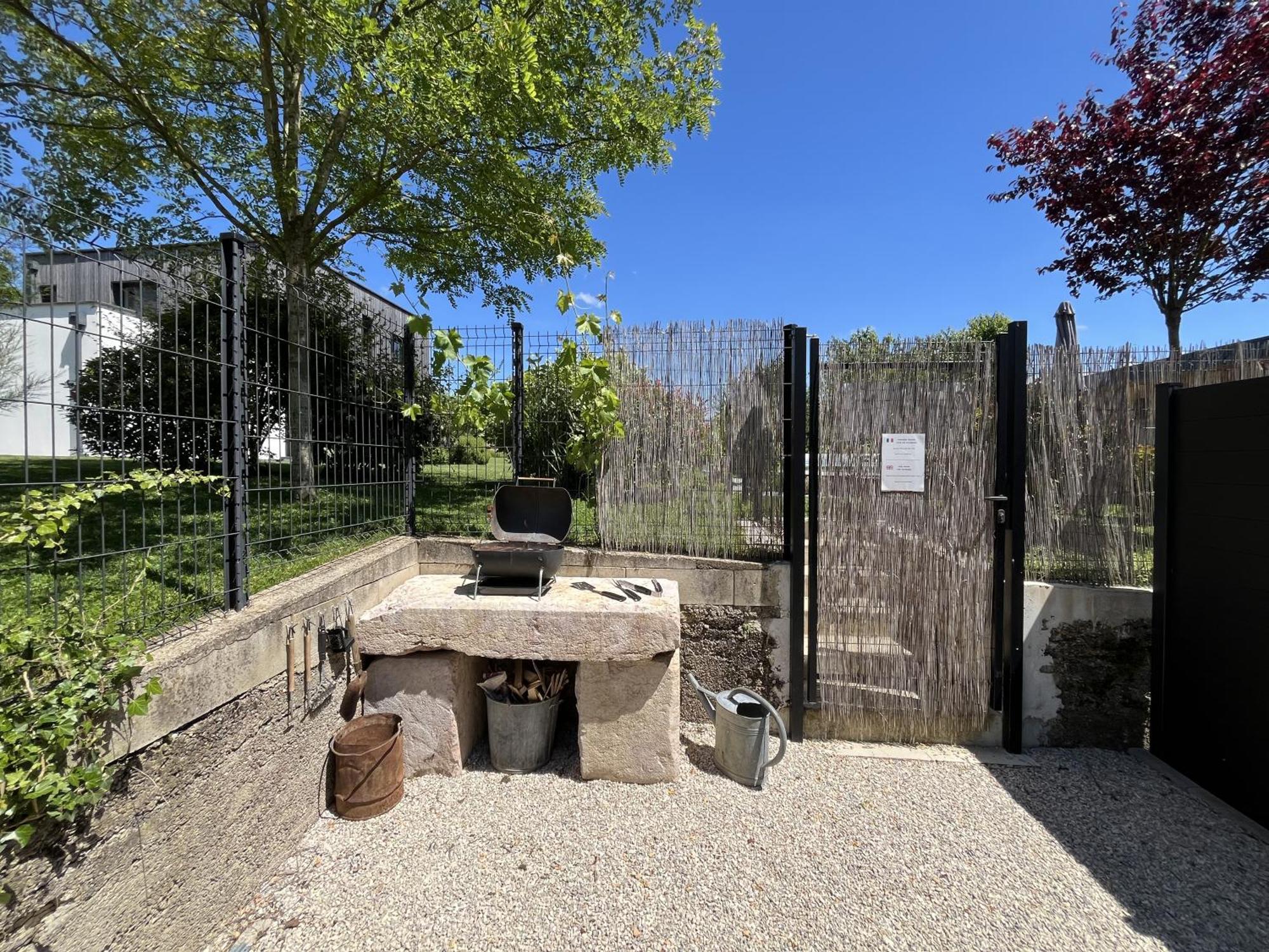 Appart-Hotel N 4 Calme Avec Terrasse, Wi-Fi Haut Debit, Petit-Dejeuner, Room-Service Et Parking Prive Chouzelot エクステリア 写真